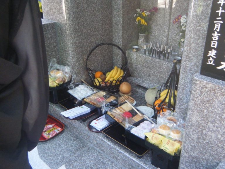 お供え物（納骨式）