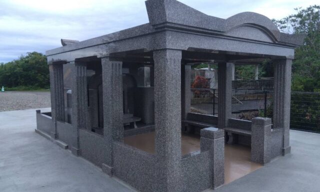 【浦添墓地公園】大切な本家のお墓を継ぐ決意。K家・御影石連棟墓（庇延長）の建て替え工事を承りました。